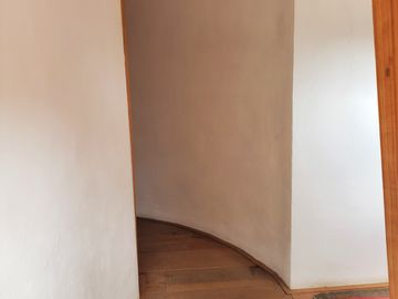 BELLA CASA CON TERRAZA ABIERTA, VISTA AL PUEBLO Y COLINDA CON EL BOSQUE