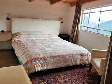 BELLA CASA CON TERRAZA ABIERTA, VISTA AL PUEBLO Y COLINDA CON EL BOSQUE