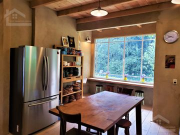 BELLA CASA CON TERRAZA ABIERTA, VISTA AL PUEBLO Y COLINDA CON EL BOSQUE
