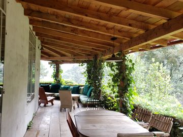 BELLA CASA CON TERRAZA ABIERTA, VISTA AL PUEBLO Y COLINDA CON EL BOSQUE