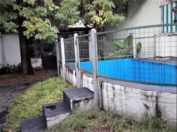 Amplia casa de 4 ambientes, con cochera semicubierta, jardín, fondo con pequeña pileta, quincho con parrilla y horno de barro + galpón guarda útiles.