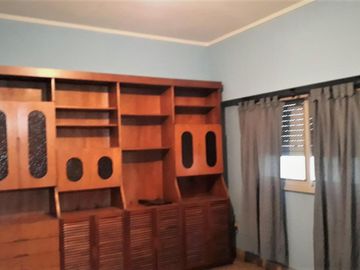 Amplia casa de 4 ambientes, con cochera semicubierta, jardín, fondo con pequeña pileta, quincho con parrilla y horno de barro + galpón guarda útiles.