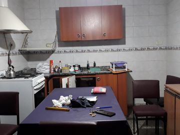 Amplia casa de 4 ambientes, con cochera semicubierta, jardín, fondo con pequeña pileta, quincho con parrilla y horno de barro + galpón guarda útiles.