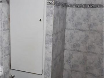 Amplia casa de 4 ambientes, con cochera semicubierta, jardín, fondo con pequeña pileta, quincho con parrilla y horno de barro + galpón guarda útiles.