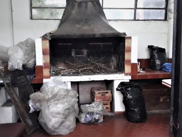 Amplia casa de 4 ambientes, con cochera semicubierta, jardín, fondo con pequeña pileta, quincho con parrilla y horno de barro + galpón guarda útiles.