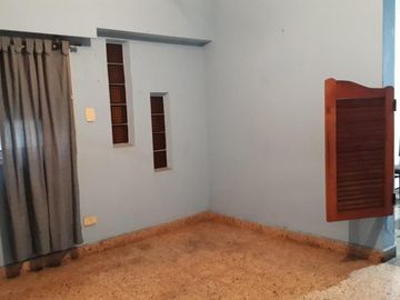 Amplia casa de 4 ambientes, con cochera semicubierta, jardín, fondo con pequeña pileta, quincho con parrilla y horno de barro + galpón guarda útiles.