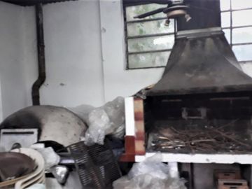 Amplia casa de 4 ambientes, con cochera semicubierta, jardín, fondo con pequeña pileta, quincho con parrilla y horno de barro + galpón guarda útiles.