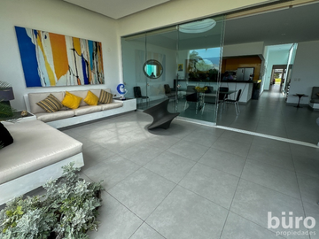 CASA EN TERCERA FILA PLAYA DEL SOL EN VENTA CON 4 DORMITORIOS Y GRAN TERRAZA