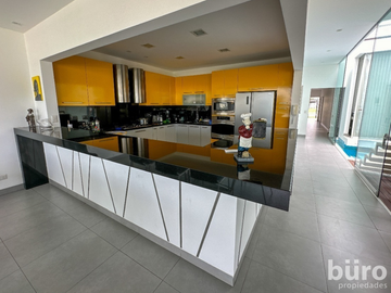 CASA EN TERCERA FILA PLAYA DEL SOL EN VENTA CON 4 DORMITORIOS Y GRAN TERRAZA