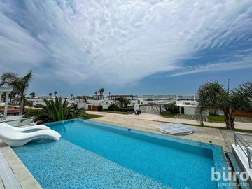 CASA EN TERCERA FILA PLAYA DEL SOL EN VENTA CON 4 DORMITORIOS Y GRAN TERRAZA