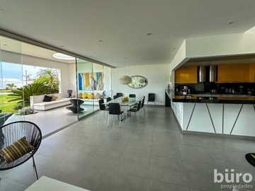 CASA EN TERCERA FILA PLAYA DEL SOL EN VENTA CON 4 DORMITORIOS Y GRAN TERRAZA