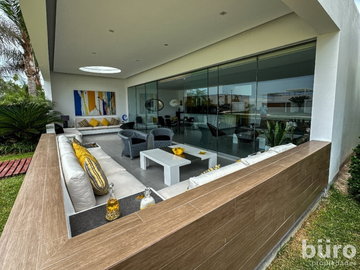 CASA EN TERCERA FILA PLAYA DEL SOL EN VENTA CON 4 DORMITORIOS Y GRAN TERRAZA
