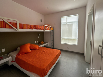 CASA EN TERCERA FILA PLAYA DEL SOL EN VENTA CON 4 DORMITORIOS Y GRAN TERRAZA