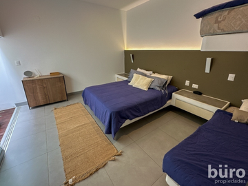 CASA EN TERCERA FILA PLAYA DEL SOL EN VENTA CON 4 DORMITORIOS Y GRAN TERRAZA