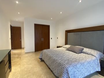 A  2 cuadras de Calzada de los Reyes