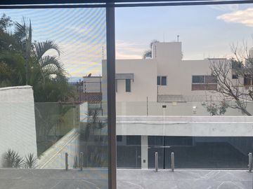 A  2 cuadras de Calzada de los Reyes
