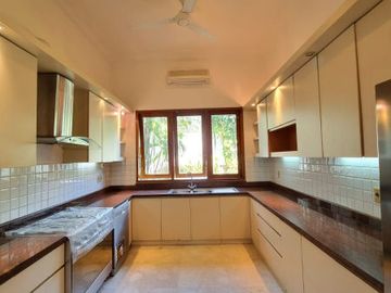 RUMAH dgn S.POOL dan TAMAN at Jl KEMANG SELATAN, JAKSEL