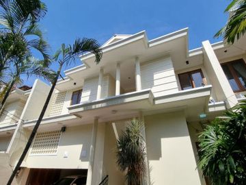 RUMAH dgn S.POOL dan TAMAN at Jl KEMANG SELATAN, JAKSEL