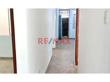 🏡 Descubre tu nuevo hogar en Chiclayo 🌟

Te presentamos un acogedor departamento 🚪 de un solo piso con cochera, perfectamente diseñado para combinar