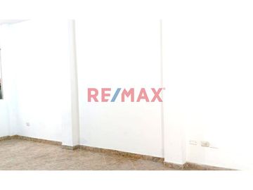 🏡 Descubre tu nuevo hogar en Chiclayo 🌟

Te presentamos un acogedor departamento 🚪 de un solo piso con cochera, perfectamente diseñado para combinar