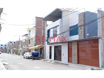 🏡 Descubre tu nuevo hogar en Chiclayo 🌟

Te presentamos un acogedor departamento 🚪 de un solo piso con cochera, perfectamente diseñado para combinar