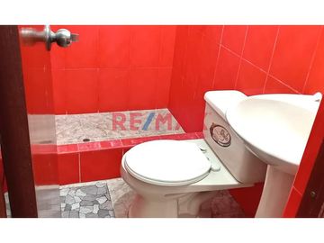 🏡 Descubre tu nuevo hogar en Chiclayo 🌟

Te presentamos un acogedor departamento 🚪 de un solo piso con cochera, perfectamente diseñado para combinar