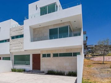 Casa en Lomas de Juriquilla con Terraza  y Roof Garden  J2