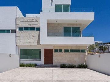 Casa en Lomas de Juriquilla con Terraza  y Roof Garden  J2