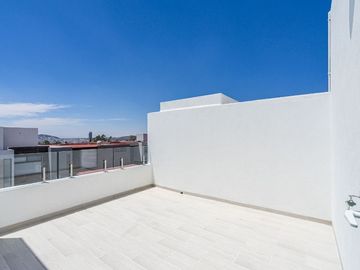 Casa en Lomas de Juriquilla con Terraza  y Roof Garden  J2