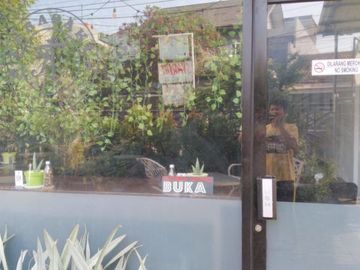Rumah untuk usaha Cafe dan Resto siap dipakai dikawasan Tomang