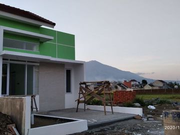Rumah Mewah Kawasan Sekolah Ternama SMAK Kolese Santo Yusup Green Tombro