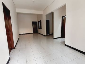 Rumah di Babatan Mukti Wiyung Dekat Gate Carport 2 Mobil