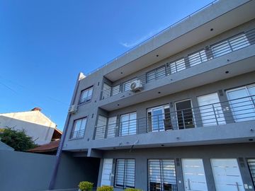 Excelente Departamento de 2 ambientes con cochera. Morón