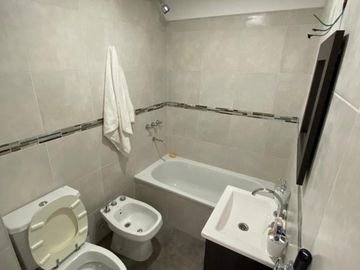 Excelente Departamento de 2 ambientes con cochera. Morón