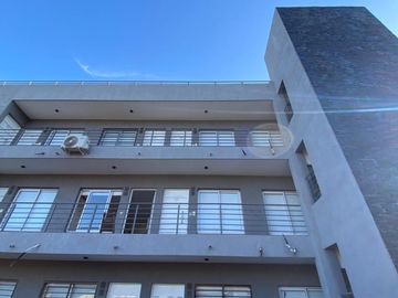 Excelente Departamento de 2 ambientes con cochera. Morón