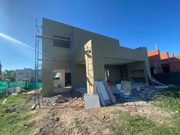 Ricordi Negocios Inmobiliarios, Casa en Santa Lucia, Pilar del este!