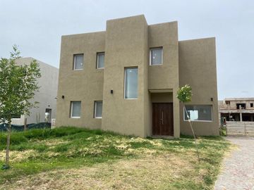Ricordi Negocios Inmobiliarios, Casa en Santa Lucia, Pilar del este!