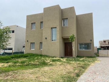 Ricordi Negocios Inmobiliarios, Casa en Santa Lucia, Pilar del este!