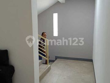 Rumah Kost 4 Lantai Full Penyewa Taman Palem