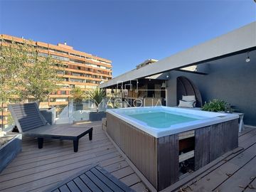 Penthouse Dúplex amoblado con hot tub y terraza privada