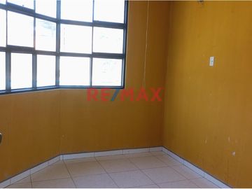 🏠 **¡Oportunidad Única en Pimentel, Chiclayo!** 🌟

Te presentamos esta amplia y versátil casa urbana en ESQUINA ubicada en la atractiva Urb La Plata