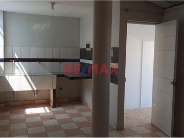 🏠 **¡Oportunidad Única en Pimentel, Chiclayo!** 🌟

Te presentamos esta amplia y versátil casa urbana en ESQUINA ubicada en la atractiva Urb La Plata