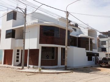 🏠 **¡Oportunidad Única en Pimentel, Chiclayo!** 🌟

Te presentamos esta amplia y versátil casa urbana en ESQUINA ubicada en la atractiva Urb La Plata