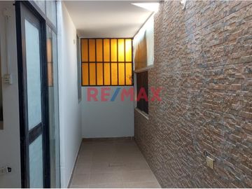 🏠 **¡Oportunidad Única en Pimentel, Chiclayo!** 🌟

Te presentamos esta amplia y versátil casa urbana en ESQUINA ubicada en la atractiva Urb La Plata