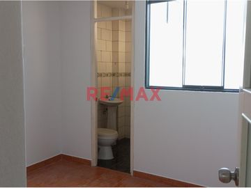 🏠 **¡Oportunidad Única en Pimentel, Chiclayo!** 🌟

Te presentamos esta amplia y versátil casa urbana en ESQUINA ubicada en la atractiva Urb La Plata