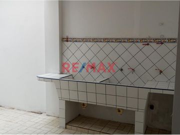 🏠 **¡Oportunidad Única en Pimentel, Chiclayo!** 🌟

Te presentamos esta amplia y versátil casa urbana en ESQUINA ubicada en la atractiva Urb La Plata
