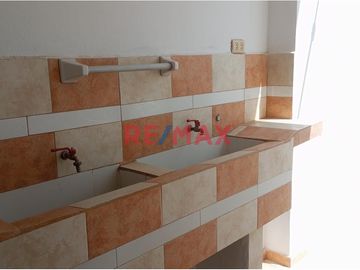 🏠 **¡Oportunidad Única en Pimentel, Chiclayo!** 🌟

Te presentamos esta amplia y versátil casa urbana en ESQUINA ubicada en la atractiva Urb La Plata