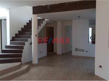 🏠 **¡Oportunidad Única en Pimentel, Chiclayo!** 🌟

Te presentamos esta amplia y versátil casa urbana en ESQUINA ubicada en la atractiva Urb La Plata