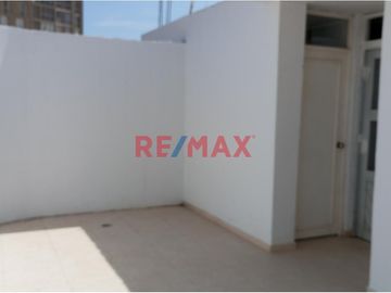 🏠 **¡Oportunidad Única en Pimentel, Chiclayo!** 🌟

Te presentamos esta amplia y versátil casa urbana en ESQUINA ubicada en la atractiva Urb La Plata