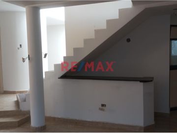 🏠 **¡Oportunidad Única en Pimentel, Chiclayo!** 🌟

Te presentamos esta amplia y versátil casa urbana en ESQUINA ubicada en la atractiva Urb La Plata